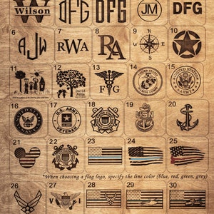 Puede incluir: Un gr&aacute;fico con 37 opciones de logo diferentes para grabar. Los logotipos incluyen iniciales, nombres de familia, ramas militares y banderas. El gr&aacute;fico est&aacute; sobre un fondo de madera.
