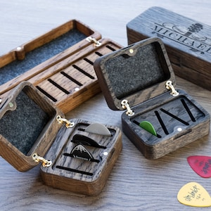 Personalisierter Plektrumhalter-Geschenke für Ihn-Individuelle personalisierte Holz-Gitarren-Pick-Box für 4 Picks-Plektrum-Pick-Etui-Musiker-Geschenk-Gitarrenspieler Bild 1