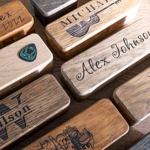 Personalisierter Plektrumhalter-Geschenke für Ihn-Individuelle personalisierte Holz-Gitarren-Pick-Box für 4 Picks-Plektrum-Pick-Etui-Musiker-Geschenk-Gitarrenspieler Bild 7