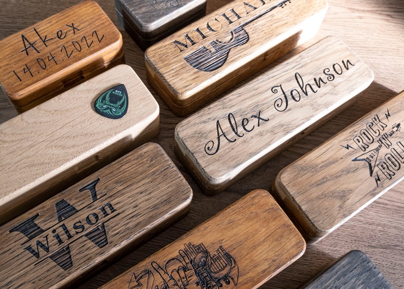 Personalisierter Plektrumhalter-Geschenke für Ihn-Individuelle personalisierte Holz-Gitarren-Pick-Box für 4 Picks-Plektrum-Pick-Etui-Musiker-Geschenk-Gitarrenspieler Bild 7