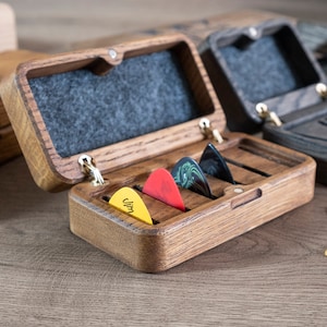 Personalisierter Plektrumhalter-Geschenke für Ihn-Individuelle personalisierte Holz-Gitarren-Pick-Box für 4 Picks-Plektrum-Pick-Etui-Musiker-Geschenk-Gitarrenspieler Bild 6