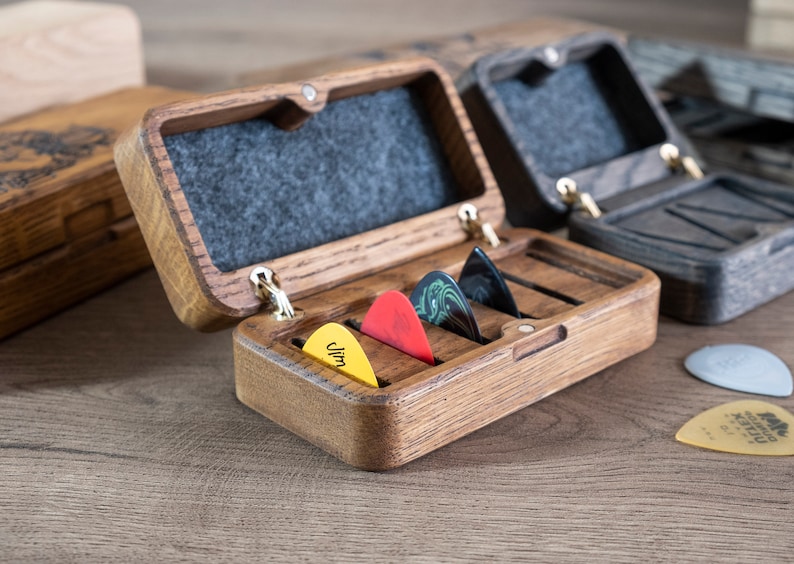 Personalisierter Plektrumhalter-Geschenke für Ihn-Individuelle personalisierte Holz-Gitarren-Pick-Box für 4 Picks-Plektrum-Pick-Etui-Musiker-Geschenk-Gitarrenspieler Bild 6