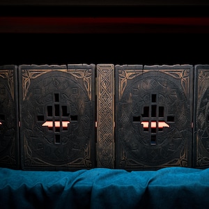 カスタム木製DMスクリーン（マグネットパネル、ダイスタワー付き）、D&D 5e用ダンジョンマスタースクリーン、RPGゲームマスターギフト、パーソナライズされたD&Dアクセサリー