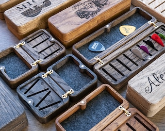 Personalisierter Plektrumhalter-Geschenke für Ihn-Individuelle personalisierte Holz-Gitarren-Pick-Box für 4 Picks-Plektrum-Pick-Etui-Musiker-Geschenk-Gitarrenspieler