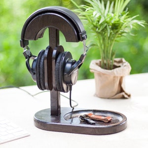 headphones on stand - earbud stand - headphones hanger - wood headphone - wooden headphones - headphone storage -table stand-bowie headphone