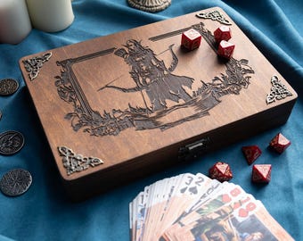 DnD Tresor im rustikalen Vintage-Stil aus altem Holz DnD Würfeletui personalisierte Box Aufbewahrung Rolltablett