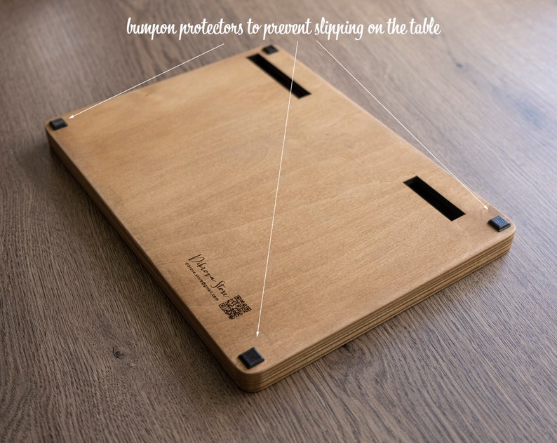 Puede incluir: Una tabla de madera con parachoques de goma negra en la parte inferior para evitar que se deslice sobre una mesa. La tabla tiene un logotipo grabado con l&aacute;ser que dice "Urban Jive" y una direcci&oacute;n de sitio web.