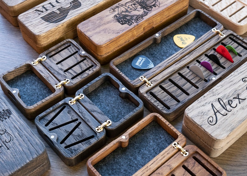 Personalisierter Plektrumhalter-Geschenke für Ihn-Individuelle personalisierte Holz-Gitarren-Pick-Box für 4 Picks-Plektrum-Pick-Etui-Musiker-Geschenk-Gitarrenspieler Bild 2