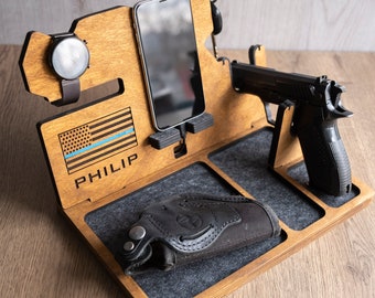 Organizador de mesita de noche con soporte para armas - Estación de carga para teléfono y estante para armas de madera - Regalos para las fuerzas del orden Ideas de regalos para hombres - Apoyo policial