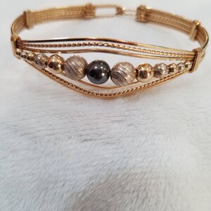 Bracciale oro riempito a filo avvolto con perline