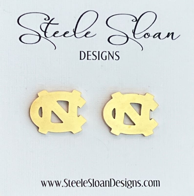 Op de afbeelding: Gouden oorbellen met het UNC Tar Heels logo. De oorbellen zijn klein en delicaat, perfect voor dagelijks gebruik.