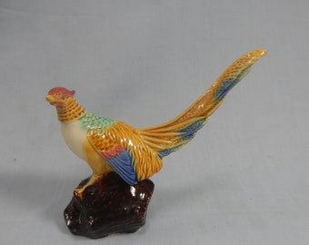 Pájaro chino vintage de porcelana sobre roca hecho a mano alrededor de mediados del siglo XX