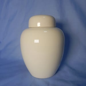 Vintage witte porseleinen gemberpot Blanc de Chine Dehua, circa midden 20e eeuw