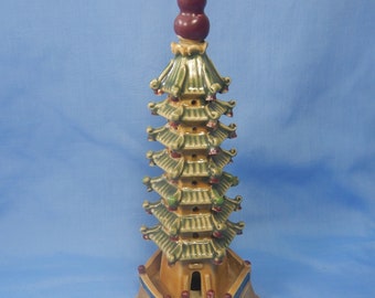 Pagoda de cerámica china vintage de principios a mediados del siglo XX retirada, rara vez se ven detalles finos