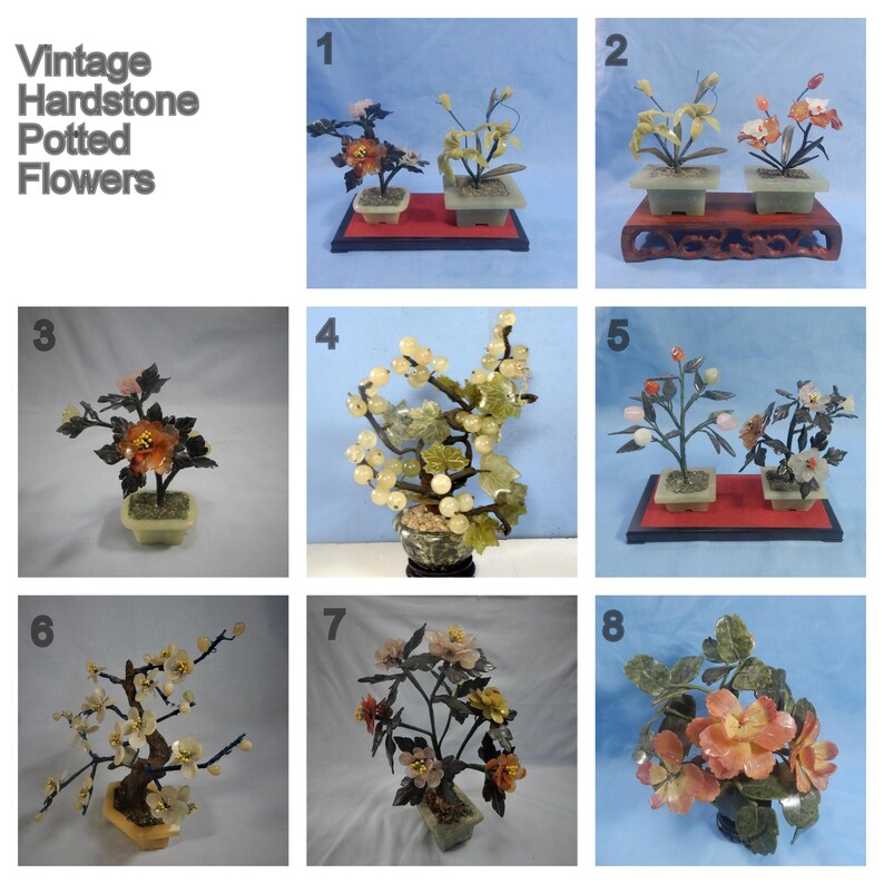 Op de afbeelding: Een verzameling vintage hardstenen potbloemen. De afbeelding toont verschillende arrangementen van kunstbloemen in kleine potten, met verschillende kleuren en stijlen. Sommige worden op decoratieve stands getoond.