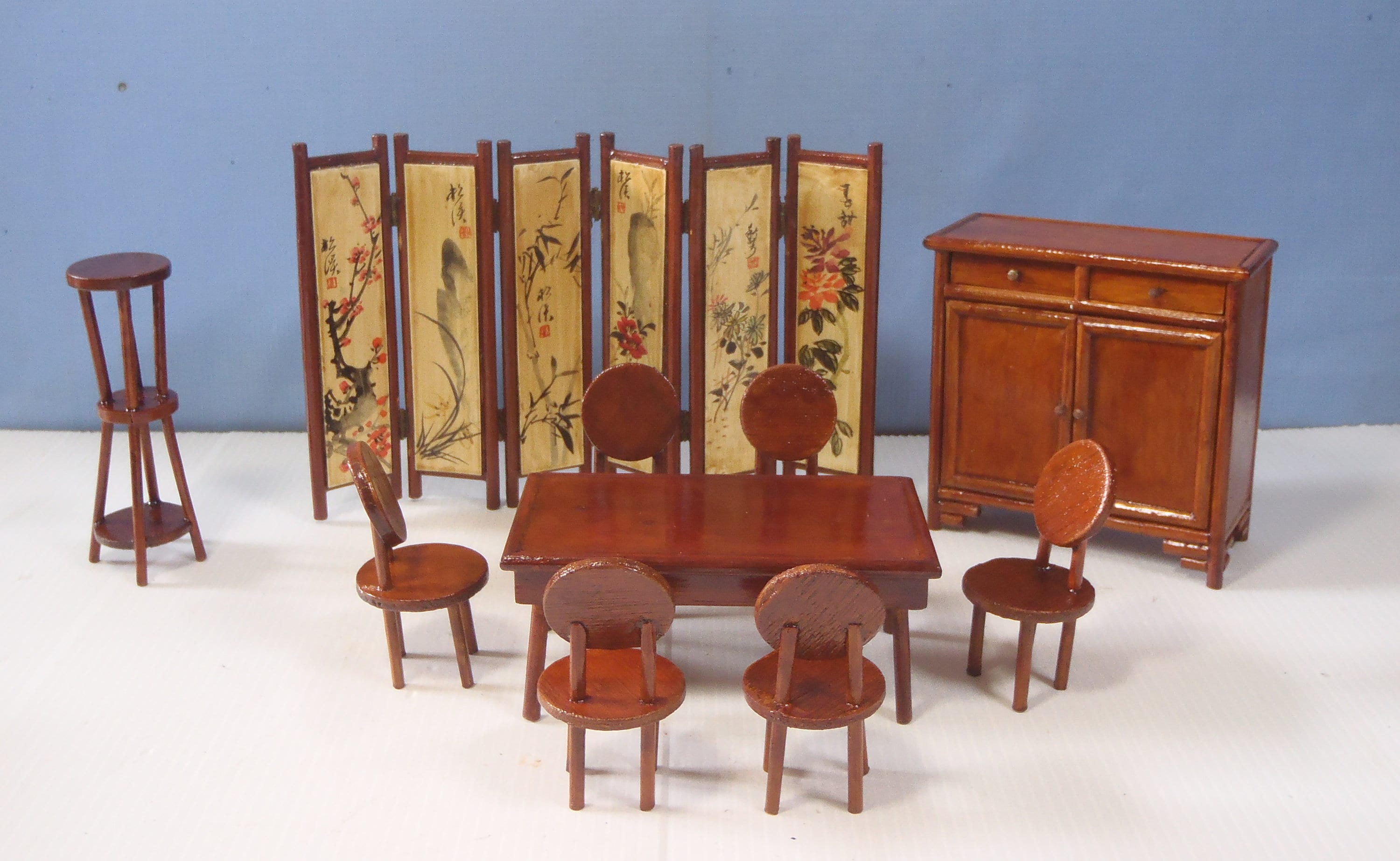 Meuble Maison De Poupée Atelier Miniature 1:12 – Meuble De Table De Fabrication Avec Tabouret – Maison De Poupée – Neuf