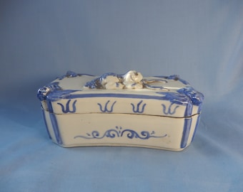 19世紀初頭の中国製アンティーク青白磁輸出用磁器容器。希少な逸品