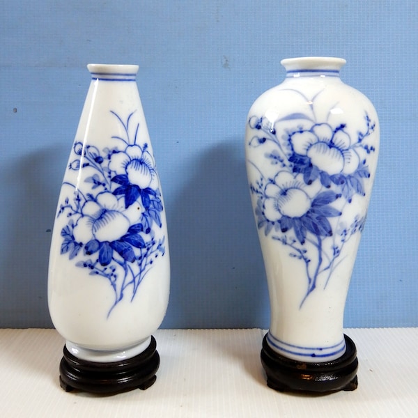 vintage Blanc De Chine Dehau Vases En Porcelaine Blanche Paire Bleu Floral c milieu des années 1900