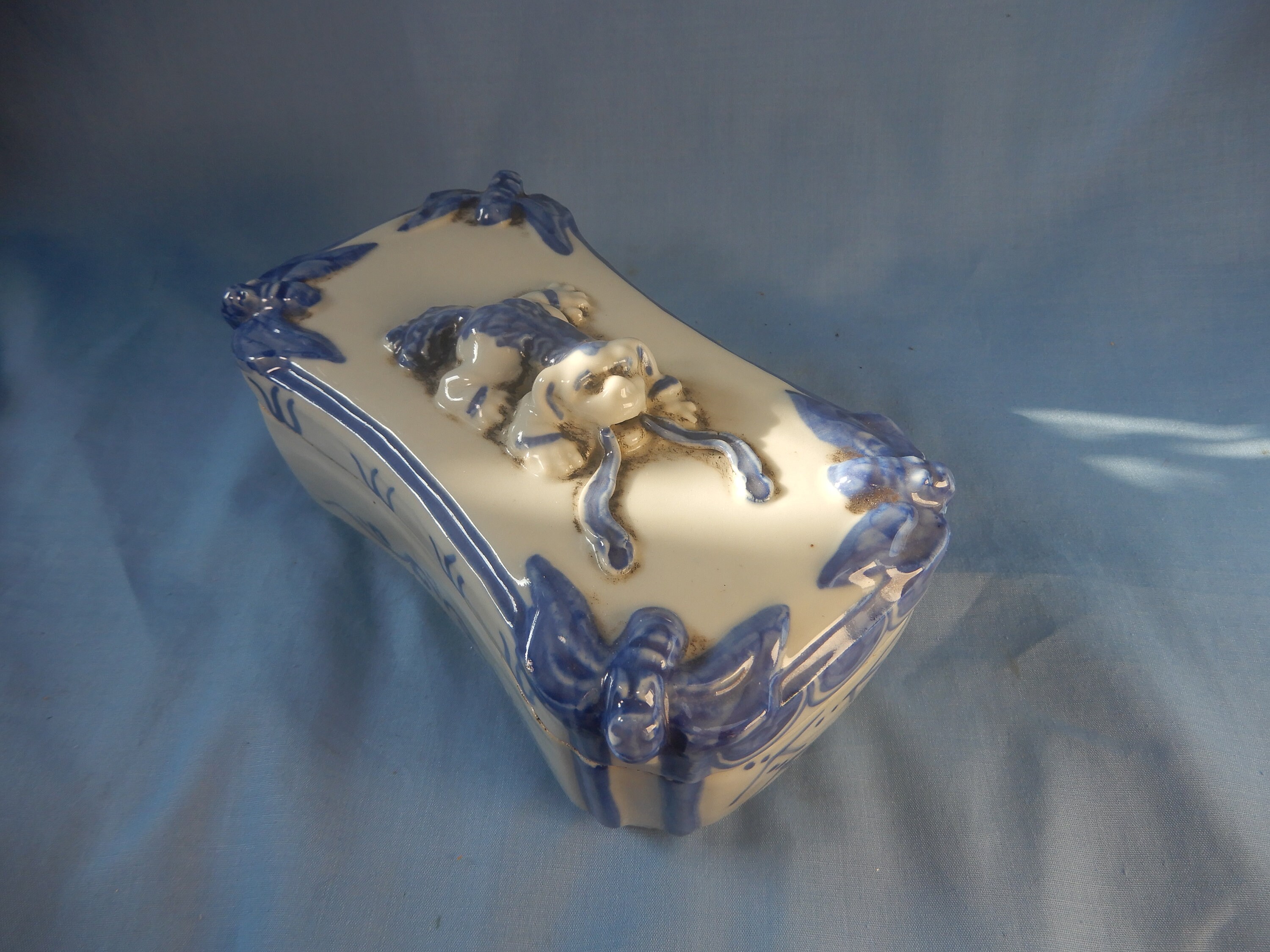 19世紀初頭の中国製アンティーク青白磁輸出用磁器容器。希少な逸品