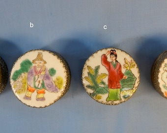 Joyero vintage de plata tibetana con paisaje pintado a mano sobre porcelana, mediados del siglo XX.