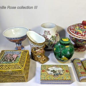 Op de afbeelding: Een verzameling antieke Chinese porseleinen items, waaronder een kom met deksel, een vaas, een kleine pot en twee decoratieve dozen. De items hebben ingewikkelde bloemen- en landschapsontwerpen in rood, groen, geel en blauw.