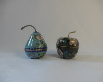 Manzana y pera chinas vintage de esmalte cloisonné, hechas a mano a mediados del siglo XX.