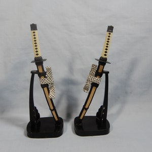 Espadas katana samuráis antiguas con soportes, un par de abrecartas retirados