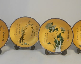 Juego de 4 platos pequeños de porcelana de la dinastía Qing china del siglo XIX. Marca floral de las 4 estaciones en la parte inferior. Hallazgo raro.