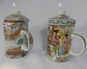 Puede incluir: Dos tazas de té de cerámica blanca con tapas. Ambas tazas presentan ilustraciones coloridas de inspiración china. La taza de la izquierda tiene una escena de un río con barcos y edificios. La taza de la derecha tiene una escena de mujeres tocando música.