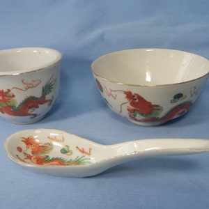 Vintage chinesisches Porzellan Abendessen Suppenschüssel Löffel Teetasse Drachen Motiv circa Mitte 20th Century unbenutzt old stock
