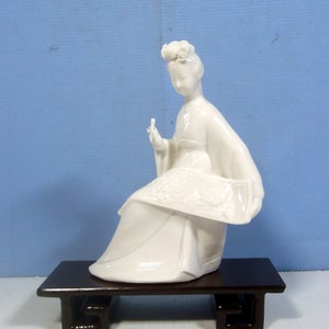 Vintage Blanc De Chine Dehua estátua de porcelana branca pintora solteira por volta de meados do século 20 RARE FIND