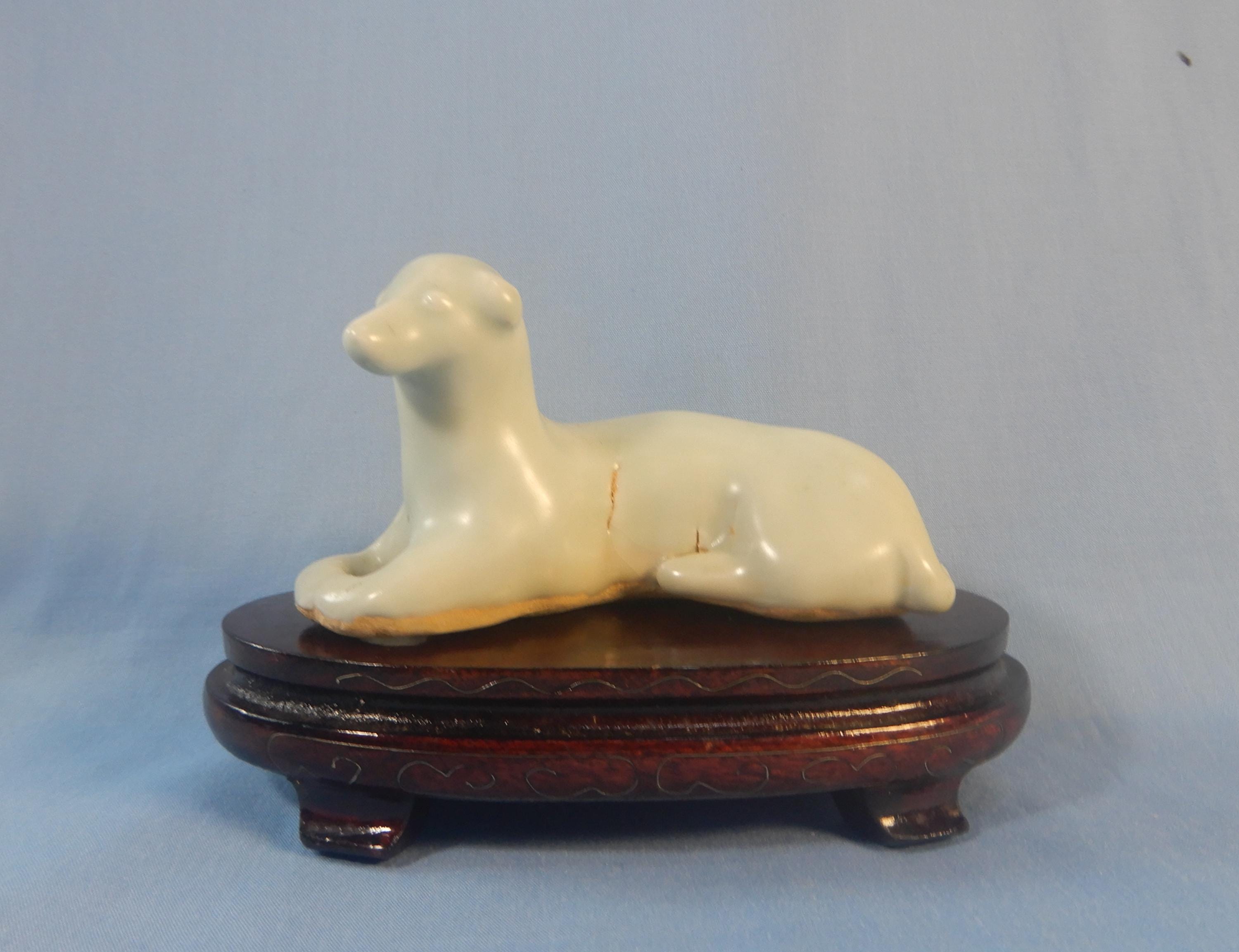 アンティーク　木製　犬の置物　イタリア製 中国製のアンティークの小さな陶器製の犬の像。木製スタンド付き。20