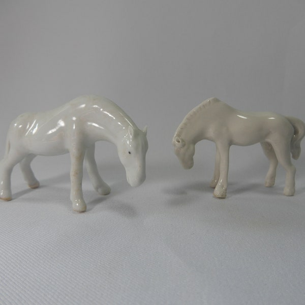 vintage Blanc de Chine miniature chevaux en porcelaine blanche paire vers le milieu du 20e siècle retraité inutilisé de vieux stock