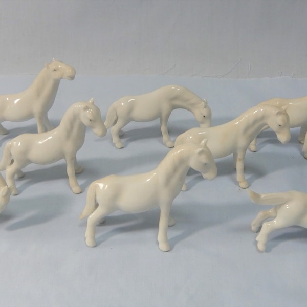 Ensemble de 8 chevaux vintage en porcelaine blanche Blanc de Chine, vers le milieu du 20e siècle, retirés d'un ancien stock, inutilisés, sm