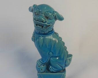Perro Fu de porcelana vintage sobre pedestal, pintado a mano en azul turquesa, 16,5 cm de alto, de mediados del siglo XX aproximadamente.
