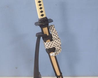 Katana samurái japonesa en miniatura vintage con soporte y abrecartas
