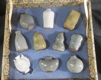 Juego de 10 jarrones en miniatura de porcelana china antigua con esmalte craquelado, de principios del siglo XX. Pieza rara.
