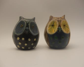 Pareja de búhos de cerámica vintage de arte pintados a mano de mediados del siglo XX sin usar de stock antiguo