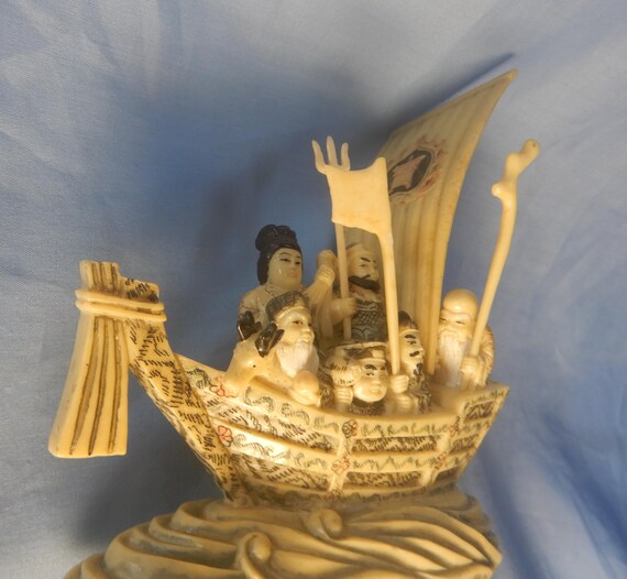 ヴィンテージの日本製樹脂根付飾り。船に乗った七福神。世紀半ば頃の