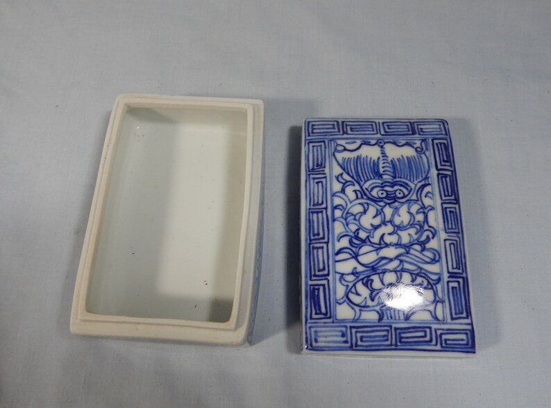 Vintage Chinese blue /& white export porcelain trinket box circa mid 1900s unused