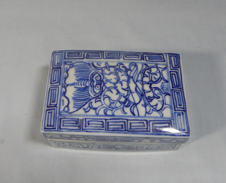 Vintage Chinese blue /& white export porcelain trinket box circa mid 1900s unused