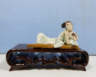 Figura de porcelana china antigua chica músico alrededor de los años 50