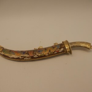 Espada kung fu cloisonné chinesa vintage em miniatura, abridor de cartas, meados do século XX, aposentada/descontinuada, RARA
