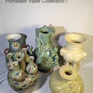 Op de afbeelding: Een verzameling porseleinen vazen in diverse vormen en kleuren. De vazen omvatten een groene vaas met figuren, een cr&egrave;mekleurige vaas met een brede opening en een vaas met een cluster van kleinere vazen. De tekst "Porcelain Vase Collection I" is zichtbaar.