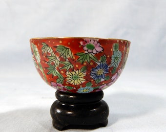 Antiguo soporte de taza de té de vino floral famille rose de porcelana retirado alrededor de la década de 1950