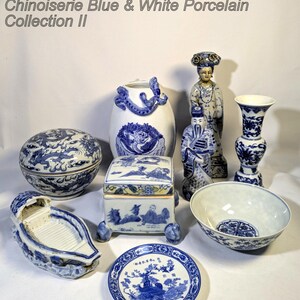 Op de afbeelding: Een verzameling blauw-witte porseleinen items, waaronder een ronde doos met deksel, een bootvormige schaal, een klein bord, een vaas, een kom en een decoratieve doos. De items hebben ingewikkelde ontwerpen en figuren. De tekst "Chinoiserie Blue & White Porcelain Collection II" staat bovenaan.