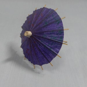Ombrello parasole in miniatura per casa delle bambole giapponese d'epoca, circa metà del XX secolo, inutilizzato, realizzato a mano
