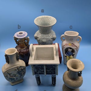 Op de afbeelding: Een verzameling kleine antieke vaten, waaronder vazen en een vierkante container. De vaten zijn in verschillende kleuren, waaronder blauw, bruin en wit. De tekst "Small antique vessels collection I" staat bovenaan.