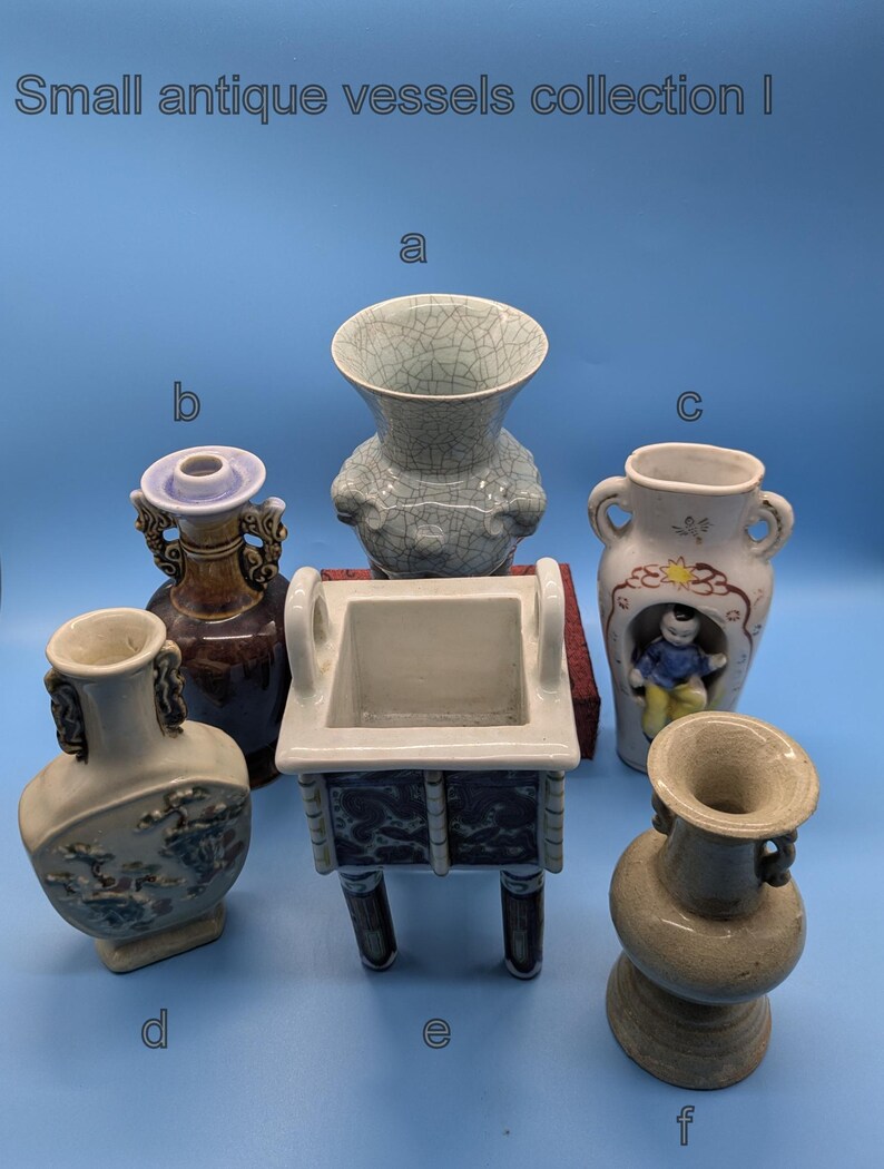 Op de afbeelding: Een verzameling kleine antieke vaten, waaronder vazen en een vierkante container. De vaten zijn in verschillende kleuren, waaronder blauw, bruin en wit. De tekst "Small antique vessels collection I" staat bovenaan.