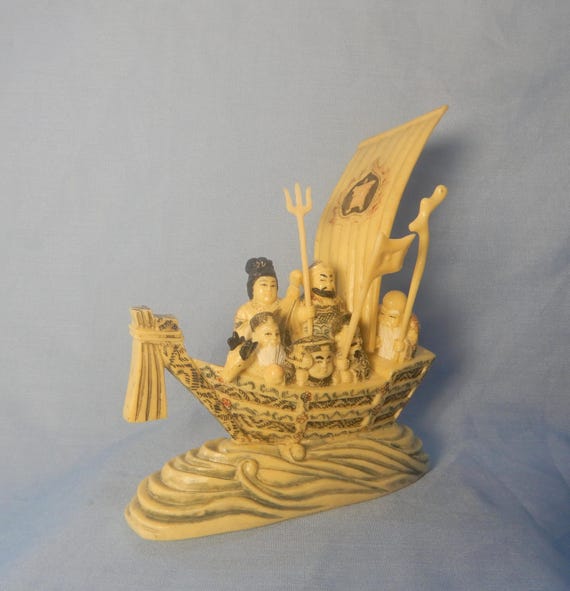 ヴィンテージの日本製樹脂根付飾り。船に乗った七福神。世紀半ば頃の